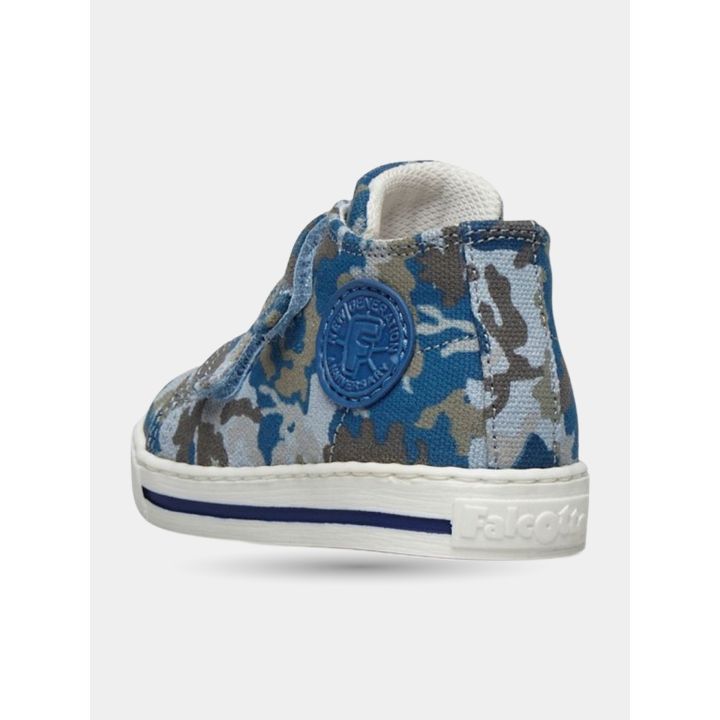 Retro delle sneakers camouflage con stemma blu e suola a riga blu