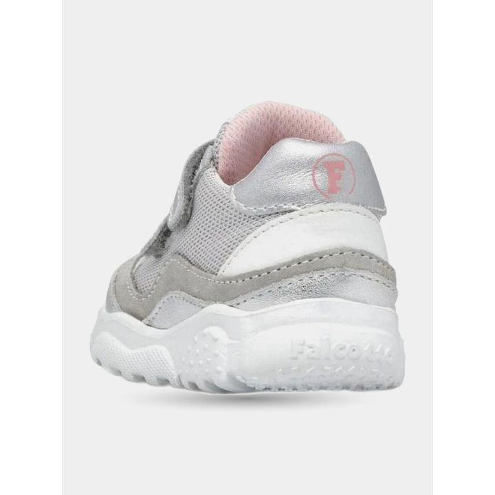 Retro delle sneakers grigie con la F rosa sul tallone