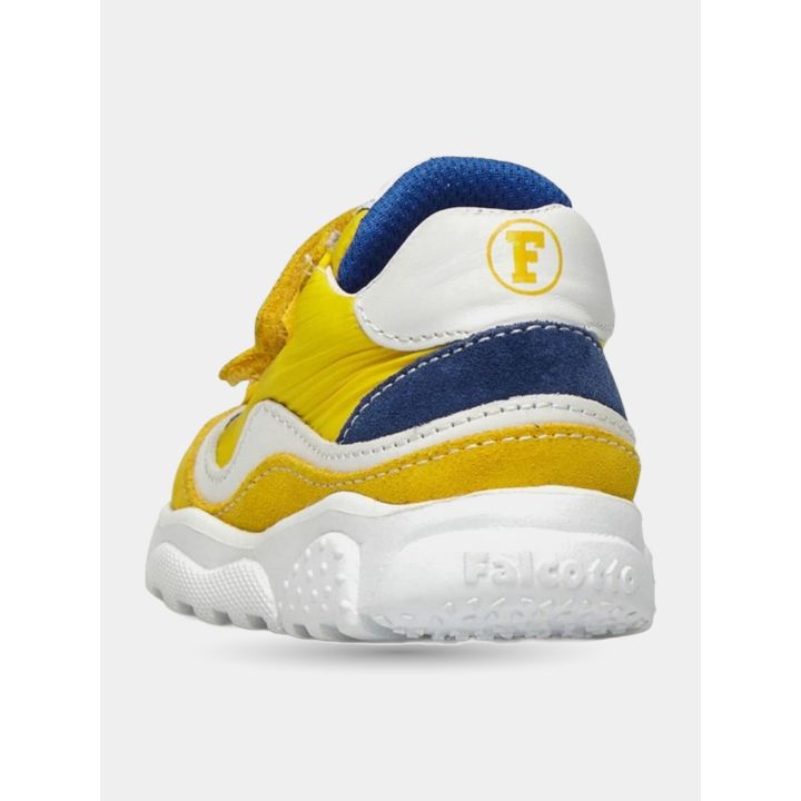 Retro delle sneakers gialle con la F sul talloncino bianco