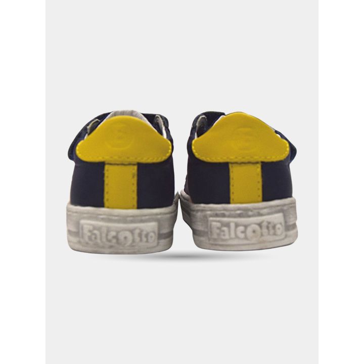 Retro delle sneakers blu con talloncino e riga gialli