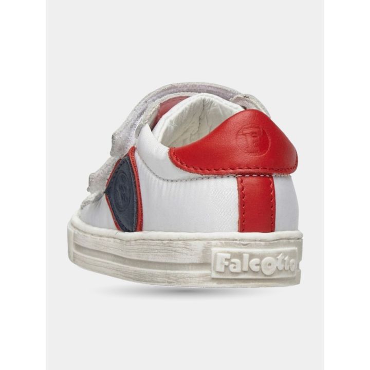 Retro delle sneakers bianche con talloncino e riga rossi
