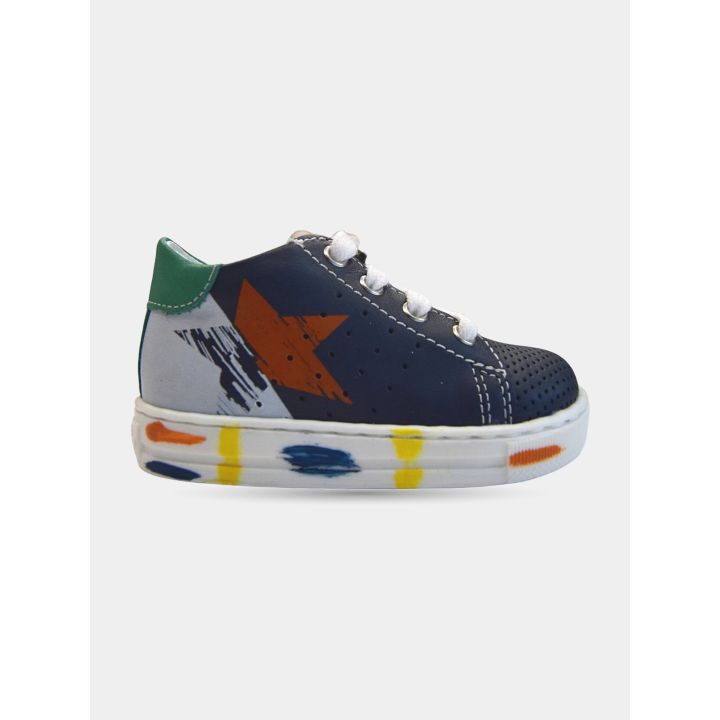 Sneakers blu viste dal lato esterno con stella arancione