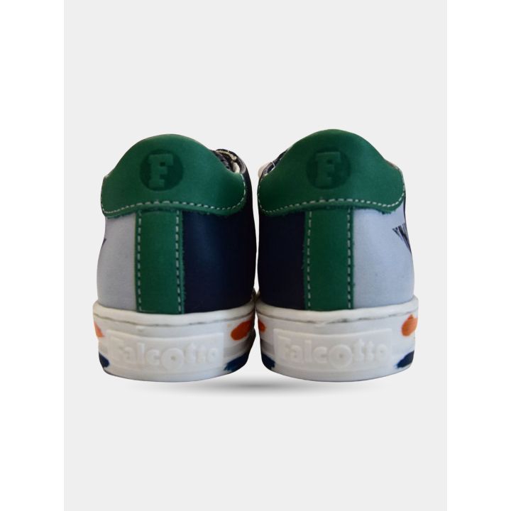 Retro delle sneakers blu con talloncino verde e la F