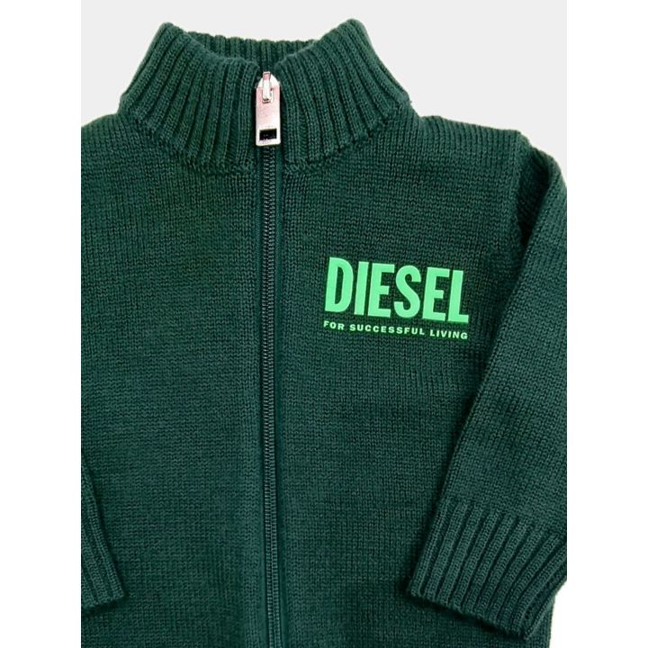 Dettaglio della zip e del logo Diesel verde sul petto