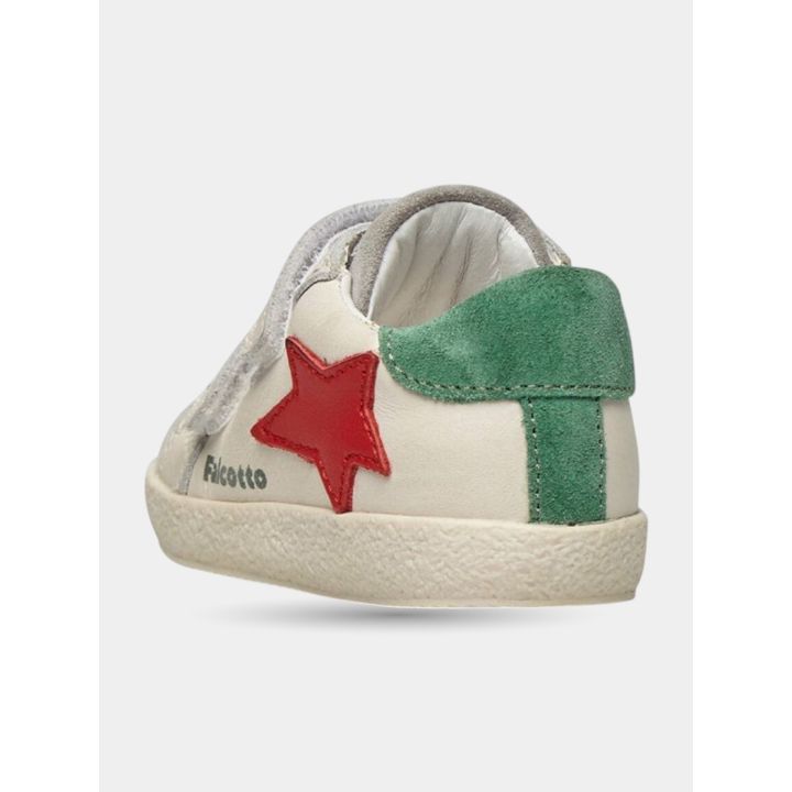 Retro delle sneakers bianche con talloncino verde e stella rossa