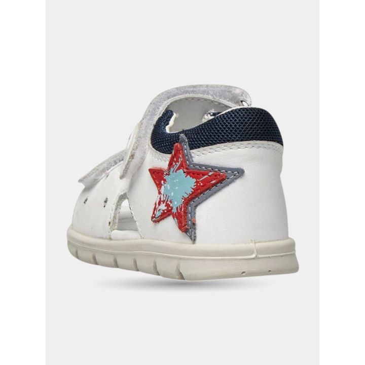 Retro dei sandali bianchi con stella rossa e bordo in rete blu