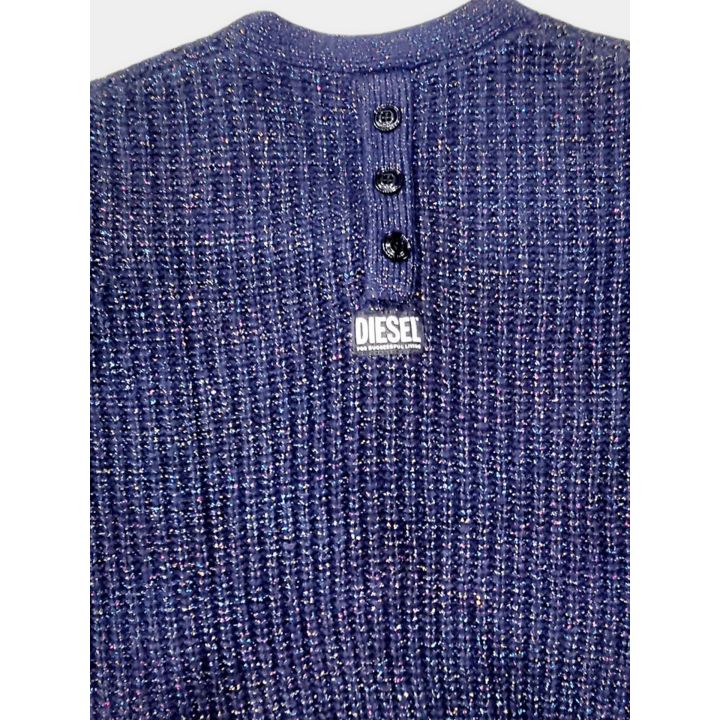 Dettaglio dei bottoni e della patch Diesel sul retro del cardigan