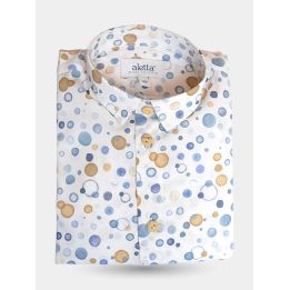 Camicia Aletta bianca a pois azzurri, blu e ocra piegata con bottoni color sabbia
