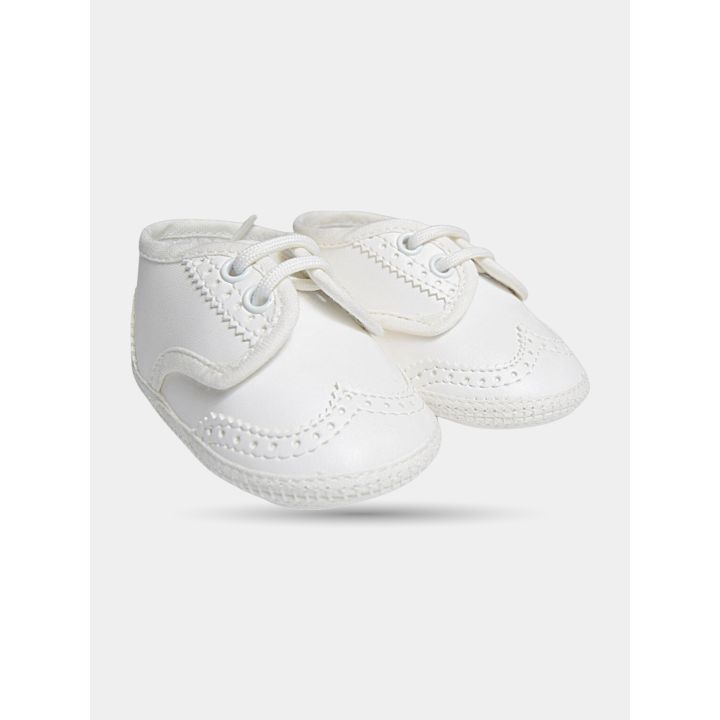 Scarpe battesimo Aletta bianche da neonato con decori traforati, vista di tre quarti