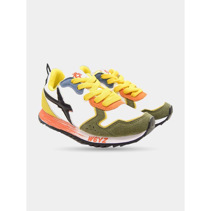 Paio di sneakers W6YZ bianche, verdi e gialle viste di tre quarti
