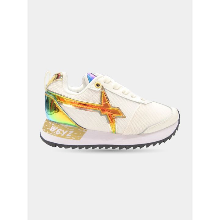 Sneaker W6YZ bianca vista dall'altro lato con l'inserto dorato sul tallone