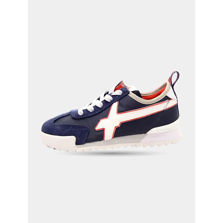 Sneaker W6YZ blu con logo bianco bordato di rosso, vista laterale
