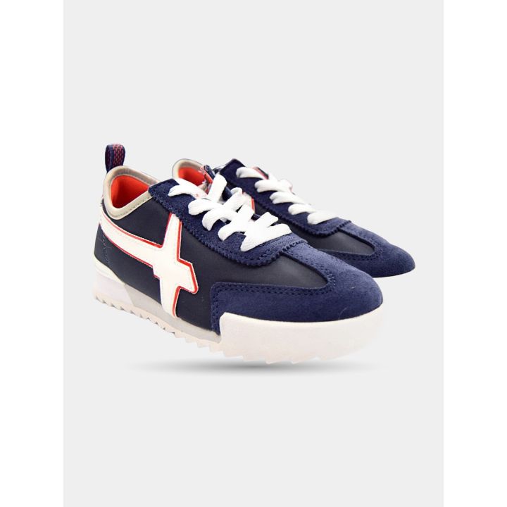Paio di sneakers W6YZ blu di tre quarti con la punta scamosciata