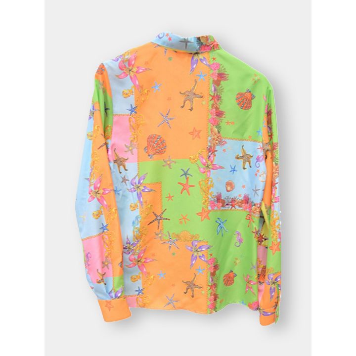 Retro della camicia a riquadri colorati con stampa marina