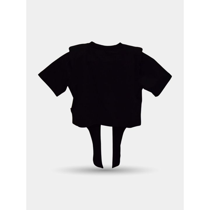 Retro della t-shirt nera a maniche corte con i lacci che scendono sotto il fondo