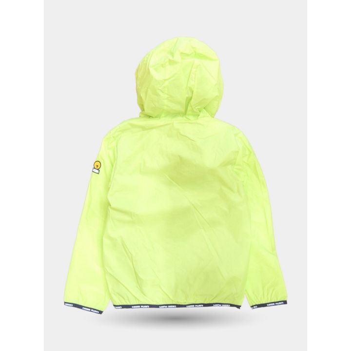Retro della giacca a vento giallo fluo con cappuccio e toppa logo sulla manica