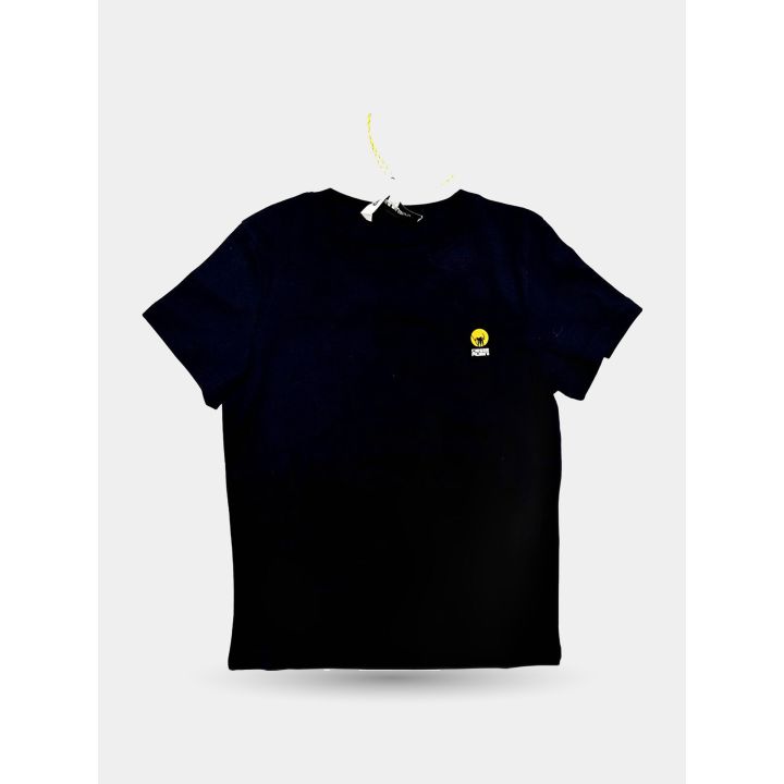 T-shirt Ciesse Piumini nera da bambino vista frontale con toppa logo gialla
