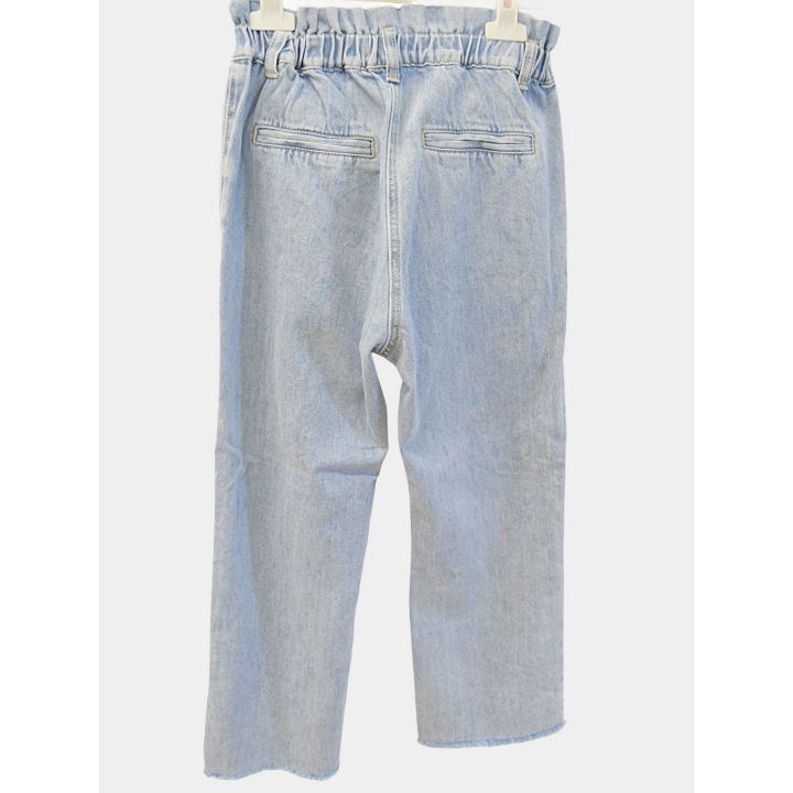 Retro dei jeans blu chiaro con tasche a filetto e orlo sfrangiato