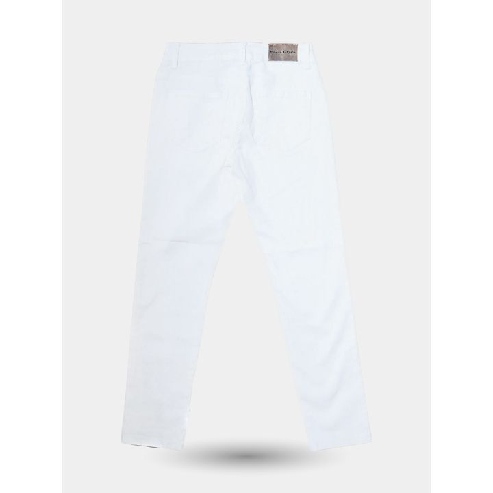 Retro dei pantaloni bianchi con etichetta del marchio in vita