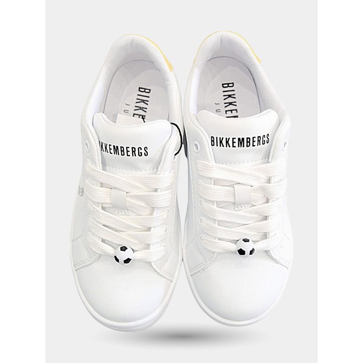 Sneakers Bikkembergs bianche viste dall'alto con pallone sui lacci