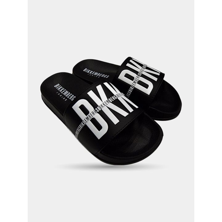 Paio di ciabatte Bikkembergs nere viste di tre quarti con scritta BKK