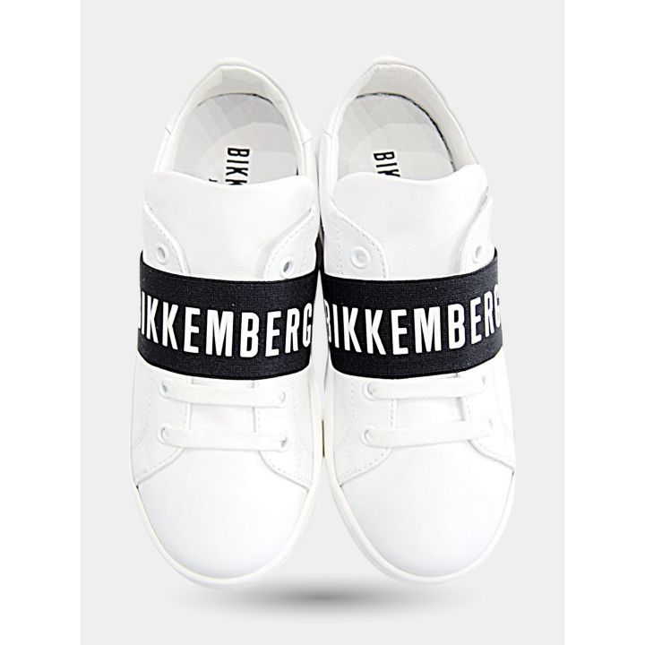 Sneakers Bikkembergs bianche viste dall'alto con fascia nera e scritta bianca