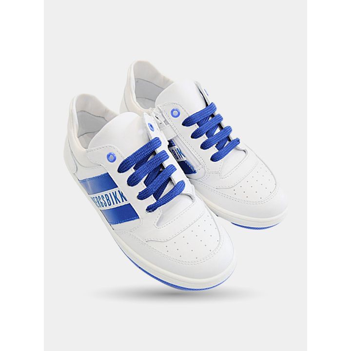 Paio di sneakers Bikkembergs bianche e blu con lacci blu, di tre quarti