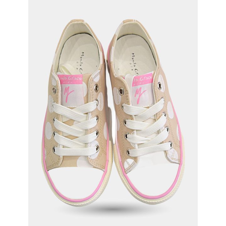 Sneakers a pois viste dall'alto con lacci bianchi ed etichetta rosa