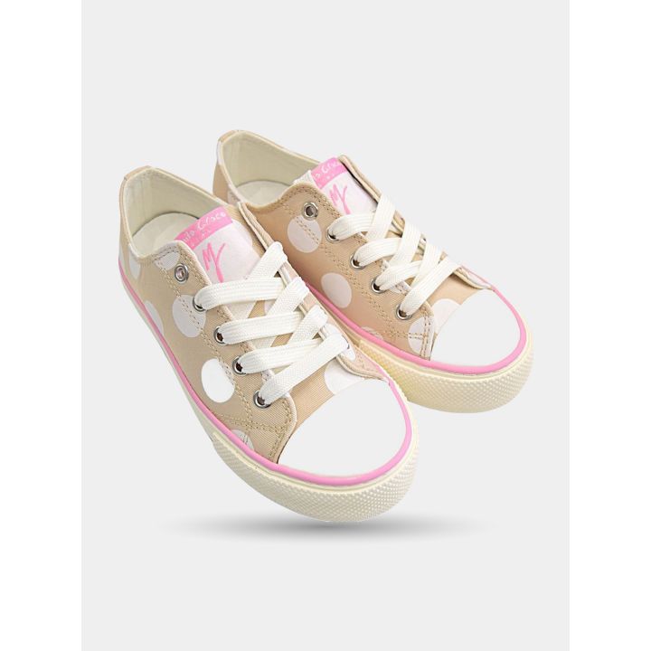 Sneakers basse beige a pois bianchi, vista di tre quarti