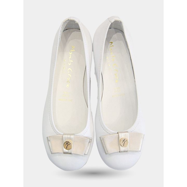 Ballerine bianche viste dall'alto con fiocco beige e placchetta logo dorata