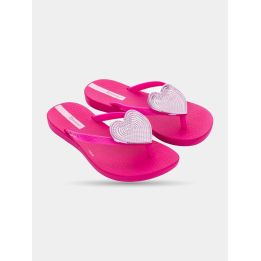 Ciabatte infradito Ipanema bambina rosa con cuore argento, paio di tre quarti