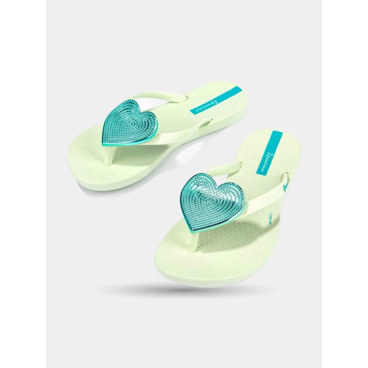 Infradito Ipanema verde chiaro con cuore turchese lucido, vista frontale angolata