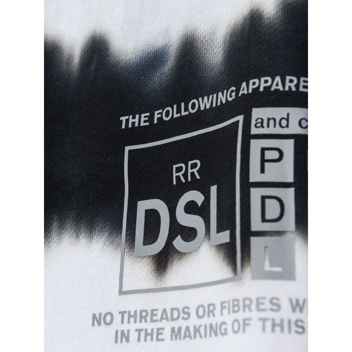 Dettaglio del logo DSL riflettente sui pantaloni tie-dye