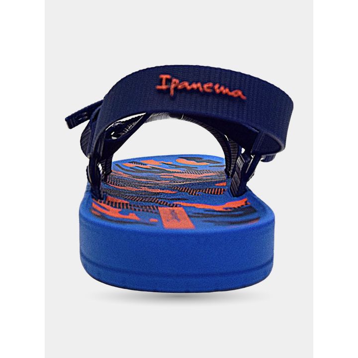 Retro del sandalo Ipanema blu con la scritta arancione sul cinturino