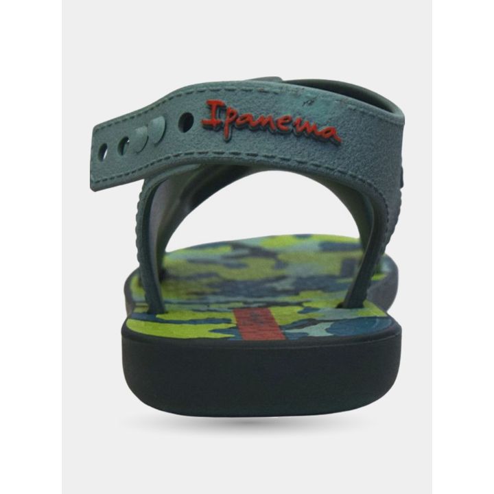 Retro della ciabatta Ipanema verde con la scritta rossa sul cinturino