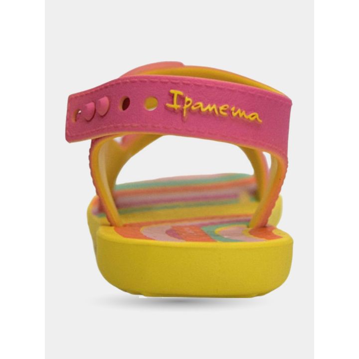Retro della ciabatta Ipanema con la scritta del marchio sul cinturino fucsia