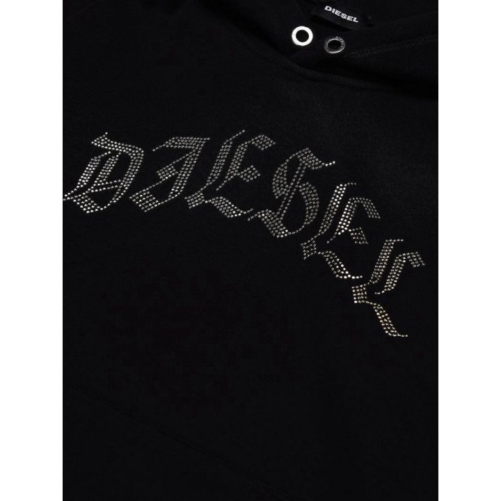 Dettaglio del logo Diesel gotico con finitura metallica a puntini