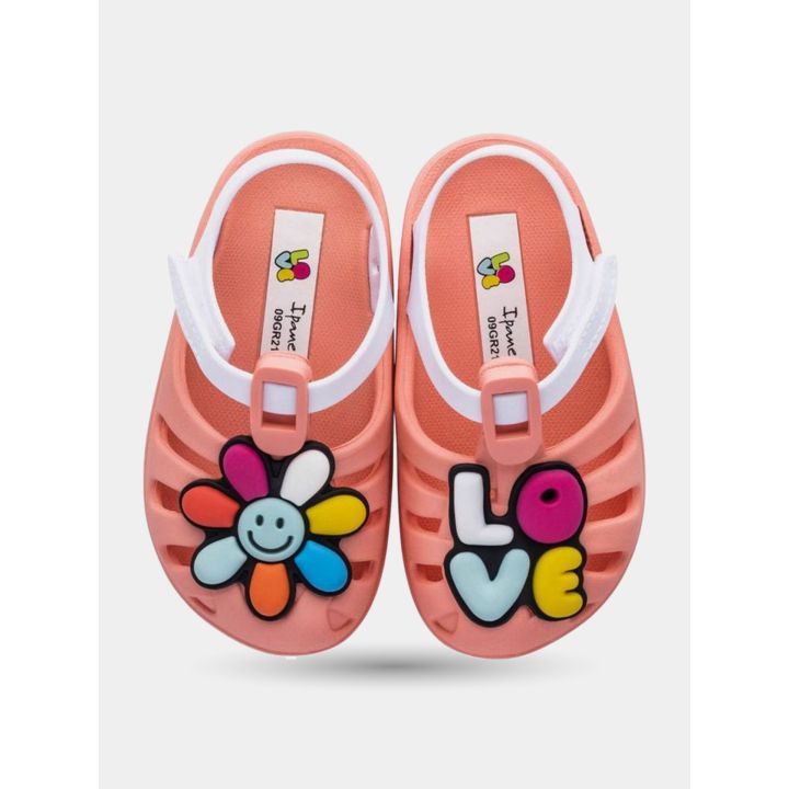 Ciabatte Ipanema rosa viste di fronte con fiore e scritta Love