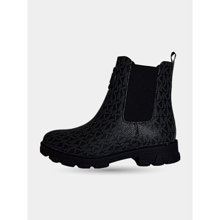 Stivaletto nero vista dal lato con elastico laterale e linguetta