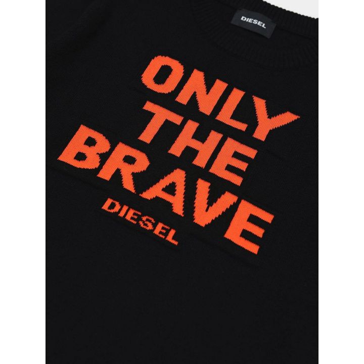 Dettaglio della scritta Only The Brave arancione lavorata a intarsio