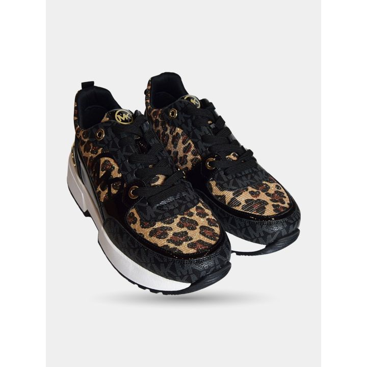 Sneakers Michael Kors leopardate vista di tre quarti con logo MK dorato