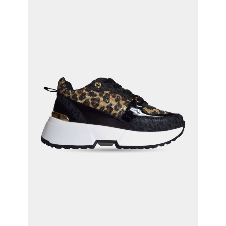 Sneakers leopardate vista dall'altro lato con inserti neri lucidi