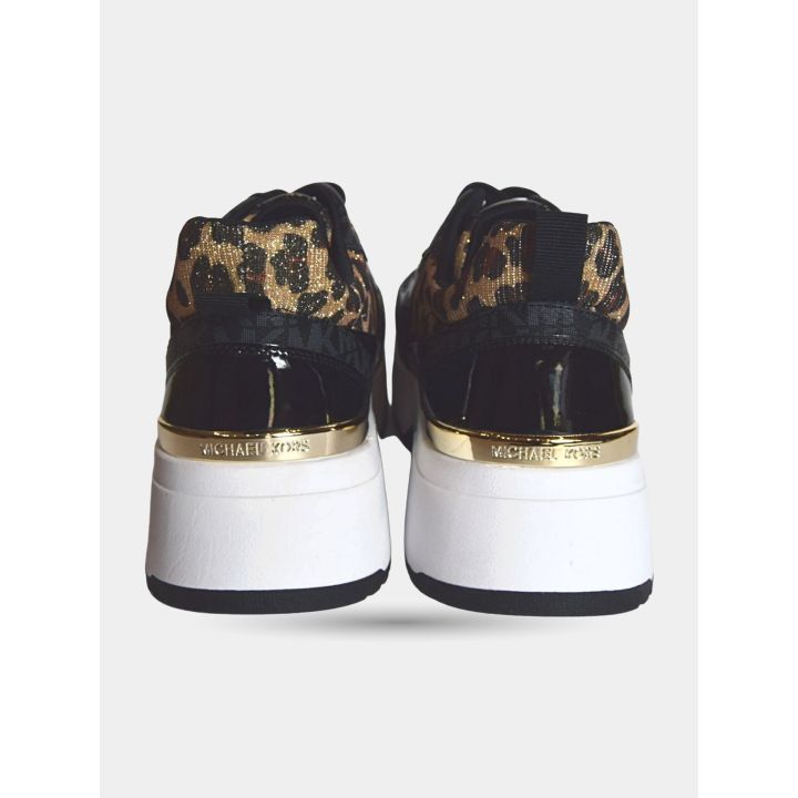 Retro delle sneakers con fascia dorata e scritta Michael Kors