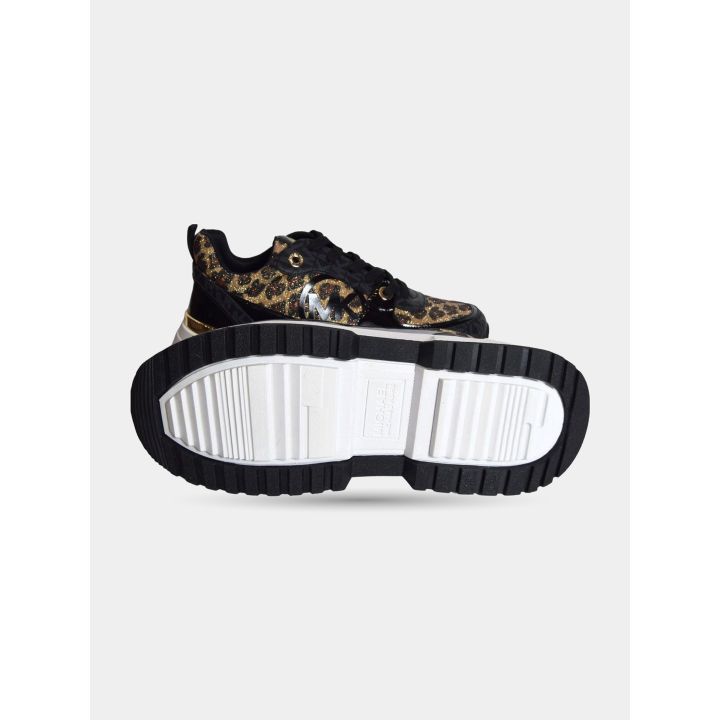 Suola bianca e nera delle sneakers Michael Kors leopardate