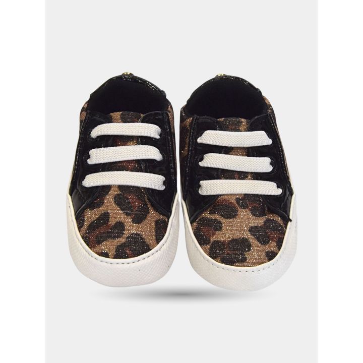 Sneakers maculate da neonata viste di fronte con lacci bianchi