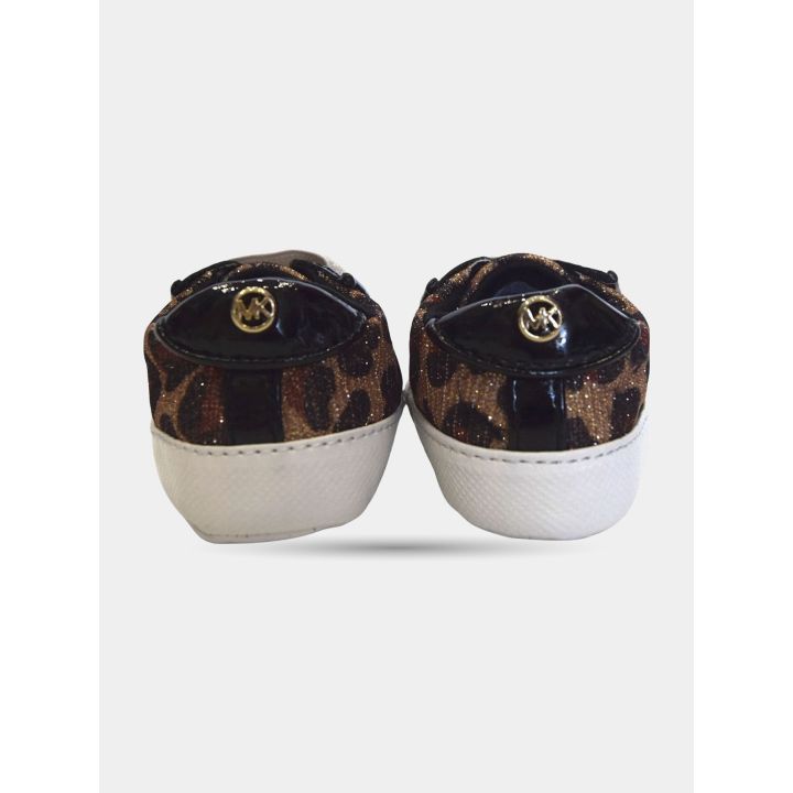 Retro delle sneakers maculate con logo MK dorato sul tallone