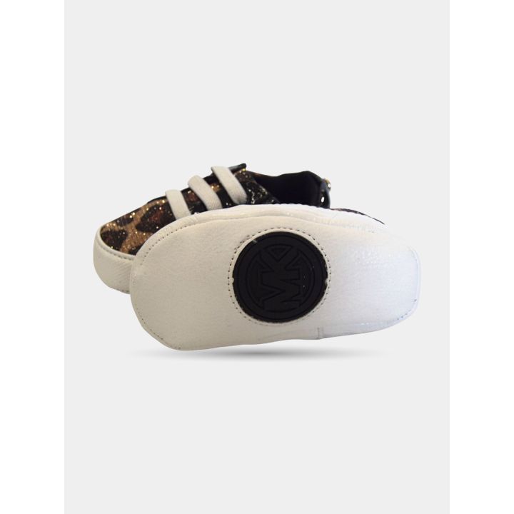 Suola bianca delle sneakers da neonata con il logo MK tondo