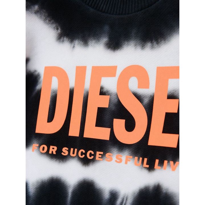 Dettaglio del logo Diesel arancione sulla felpa bianca e nera