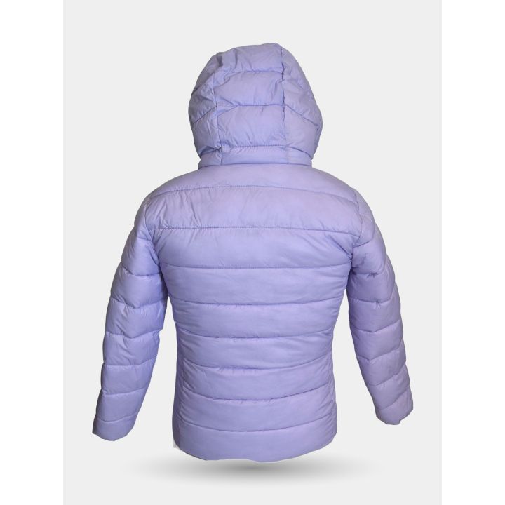 Retro del lato lilla trapuntato del giubbotto reversibile da bambina