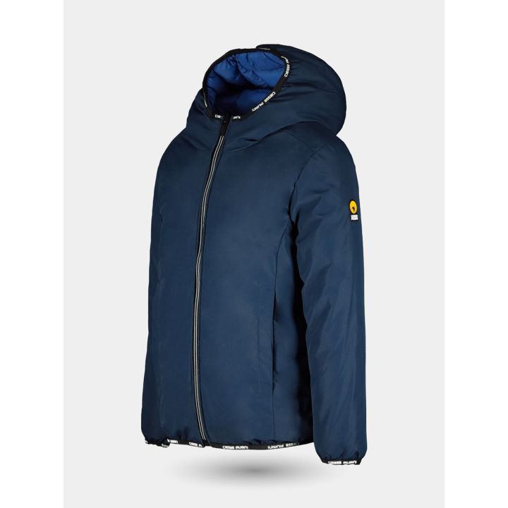 Lato blu navy di tre quarti con cappuccio logato e toppa logo sulla manica